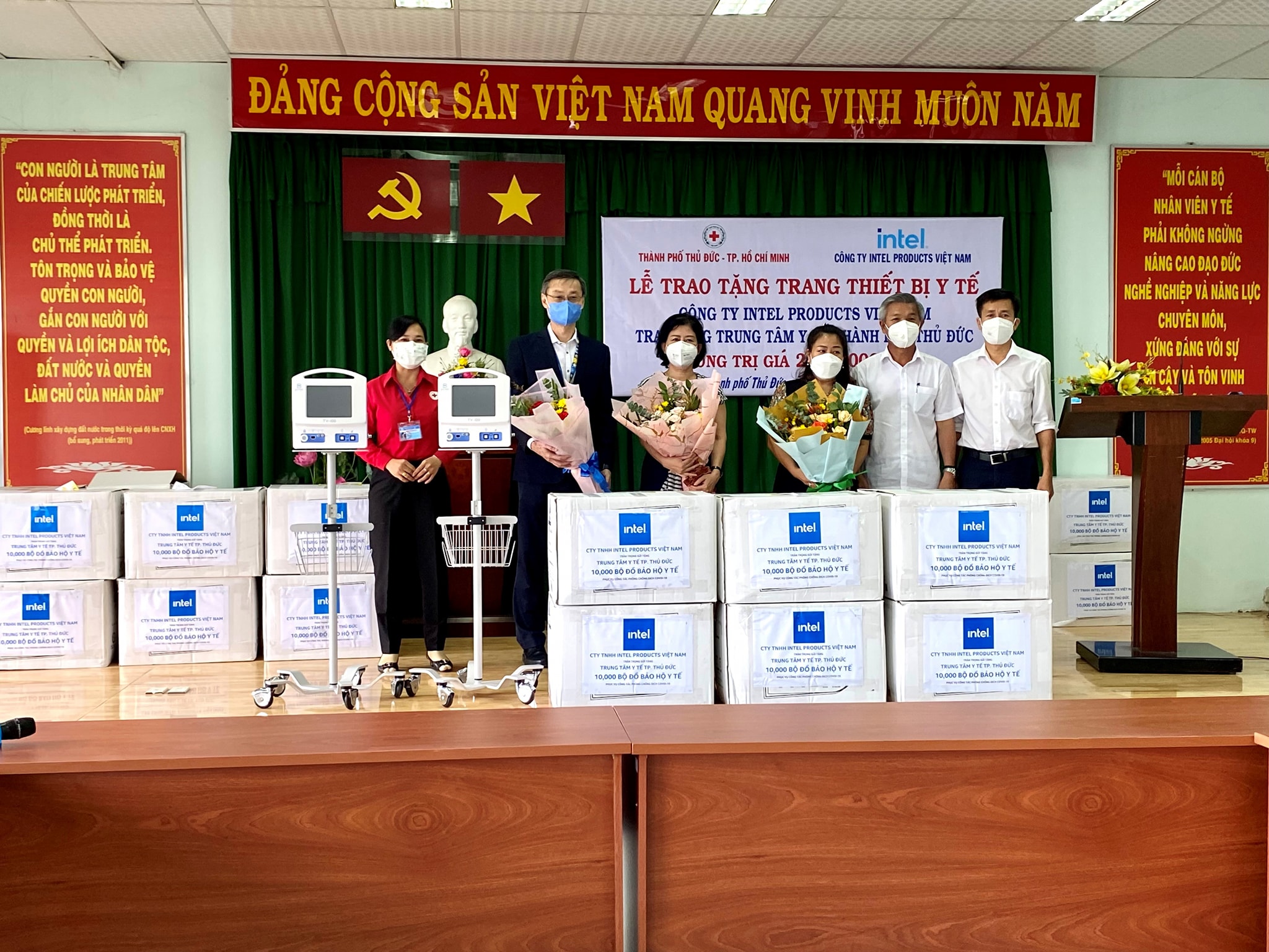 Intel Việt Nam trao tặng máy thở chuyên dụng đồ bảo hộ y tế cho  Trung tâm Y tế Thành phố Thủ Đức